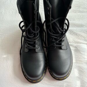 Women’s Dr. Martens 1460
